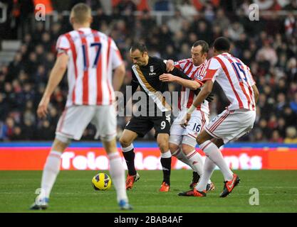 Fulhams Kampf um den Ball zwischen Dimitar Berbatov (Mitte) und Charlie Adam (zweite rechts) von Stoke City Stockfoto