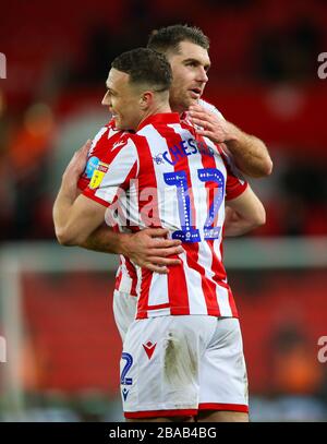 Die Stoke City-Spieler Sam Vokes (rechts) und James Chester feiern ihren Teamsieg nach dem Schlusspfiff beim Sky Bet Championship Match im BET365 Stadium Stockfoto