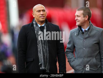 Stoke City-Stürmer Chris Iwelumo (links) und Stadionsprecher Steve Buxton vor dem Sky Bet Championship Match im BET365 Stadium Stockfoto