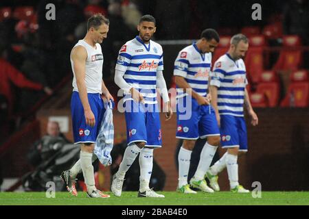 Die Clint Hill, Armand Traore, Anton Ferdinand und Shaun Derry der Queens Park Rangers verlassen das Feld niedergeschlagen Stockfoto