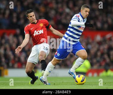 Robin van Persie (links) von Manchester United und Adel Taarabt von Queens Park Rangers in Aktion Stockfoto