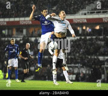 Der Kampf von Jake Buxton (rechts) und Nikola Zigic (links) von Birmingham City um den Ball. Stockfoto