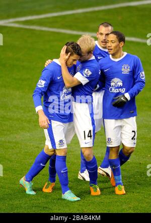 Evertons Steven Naismith (14) feiert mit Teamkollegen das erste Tor seiner Seite Stockfoto