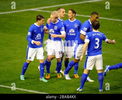 Evertons Steven Naismith (14) feiert mit Teamkollegen das erste Tor seiner Seite Stockfoto
