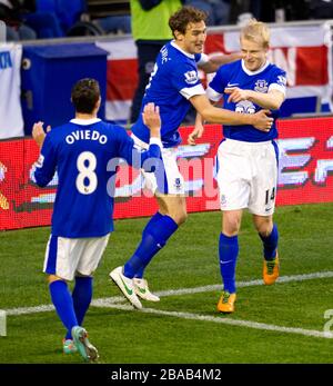 Evertons Steven Naismith (rechts) feiert mit den Teamkollegen Nikica Jelavic (Mitte) und Bryan Oviedo (links) das erste Tor seiner Seite. Stockfoto