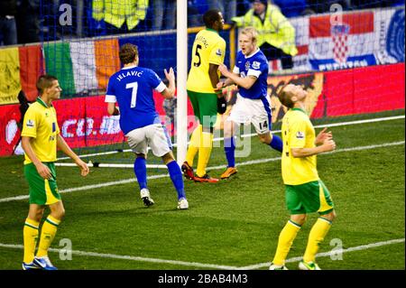 Evertons Steven Naismith (rechts) feiert das erreichen des ersten Tores seiner Seite Stockfoto