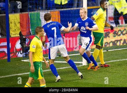 Evertons Steven Naismith (rechts) feiert das erreichen des ersten Tores seiner Seite Stockfoto