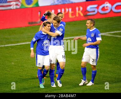 Evertons Steven Naismith (Center Behind) feiert mit Teamkollegen das erste Tor seiner Seite Stockfoto