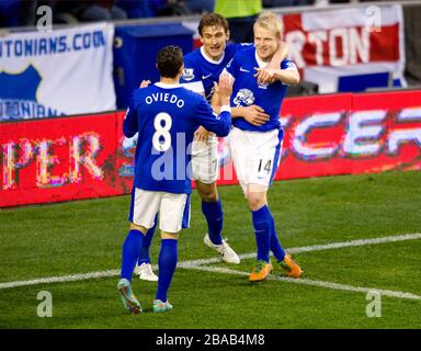 Evertons Steven Naismith (rechts) feiert mit den Teamkollegen Nikica Jelavic (Mitte) und Bryan Oviedo (links) das erste Tor seiner Seite. Stockfoto