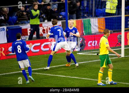 Evertons Steven Naismith (rechts) feiert mit den Teamkollegen Nikica Jelavic (Mitte) und Bryan Oviedo (links) das erste Tor seiner Seite. Stockfoto