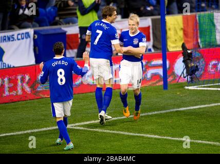 Evertons Steven Naismith (rechts) feiert mit den Teamkollegen Nikica Jelavic (Mitte) und Bryan Oviedo (links) das erste Tor seiner Seite. Stockfoto