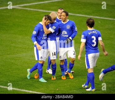 Evertons Steven Naismith (14) feiert mit Teamkollegen das erste Tor seiner Seite Stockfoto