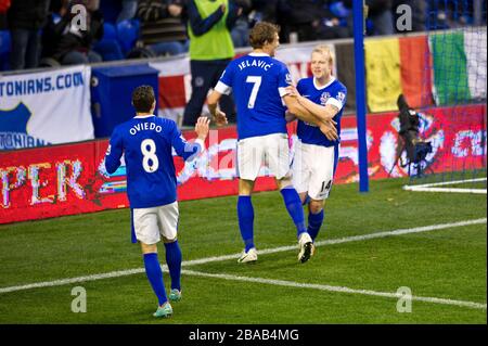 Evertons Steven Naismith (rechts) feiert mit den Teamkollegen Nikica Jelavic (Mitte) und Bryan Oviedo (links) das erste Tor seiner Seite. Stockfoto