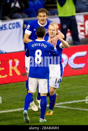 Evertons Steven Naismith (rechts) feiert mit den Teamkollegen Nikica Jelavic (Mitte) und Bryan Oviedo (8) das erste Tor seiner Seite. Stockfoto