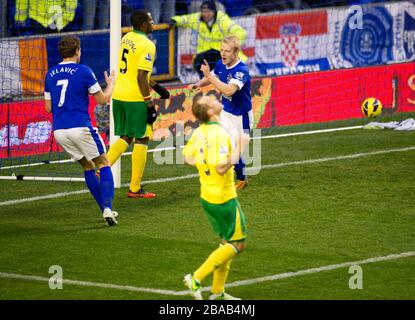 Evertons Steven Naismith (Center) feiert das erreichen des ersten Tores seiner Seite Stockfoto