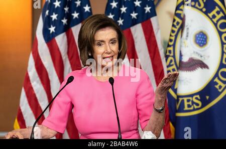 Die US-Vertreterin Nancy Pelosi (D-CA) spricht auf ihrer wöchentlichen Pressekonferenz. Stockfoto