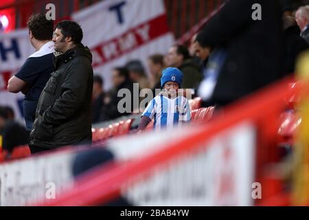 Eine junge Huddersfield Town Fan auf der Tribüne Stockfoto