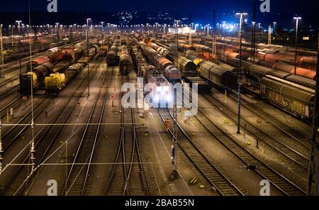 Hagen, Deutschland. März 2020. In der Lobby des Güterbahnhofs spaziert ein Mann zwischen den Wagen. Laut der Deutschen Bahn macht sich seit Tagen aufgrund der Koronakrise ein steigender Bedarf an Schienenverkehr bemerkbar. Credit: Jonas-Güttler / dpa / Alamy Live News Stockfoto