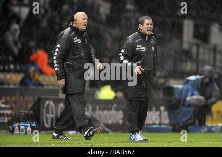 Derby County Manager Nigel Clough und erster Teamtrainer Andy Garner (links) auf der Touchline Stockfoto