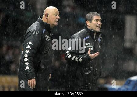 Derby County Manager Nigel Clough und erster Teamtrainer Andy Garner (links) auf der Touchline Stockfoto