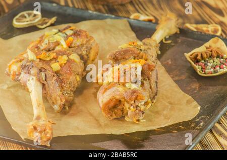 Gebratenes Lammfleisch mit Gemüse. Gegrilltes Lammfleisch mit Zwiebel Stockfoto