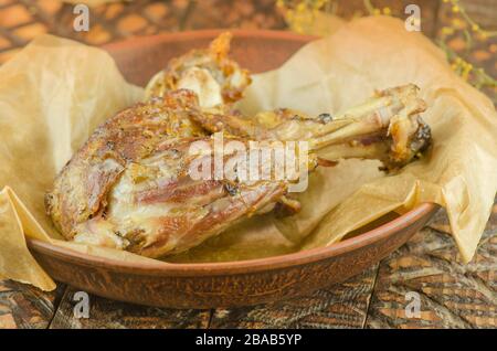 Gegrillte Lammfleischkoteletts. Grillabendessen in der Nähe. Leckere gegrillte Rippen mit Gemüse Stockfoto