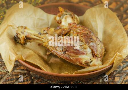 Gebratenes Lammfleisch mit Gemüse. Gegrilltes Lammfleisch mit Zwiebel Stockfoto