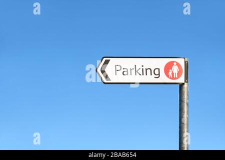 Wegweiser zum Parkplatz für Eltern und Familie Stockfoto