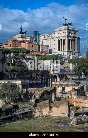 Blick von der Via dei Fori Imperiali über das Forum Romanum auf die Altare della Patria, Rom, Italien. Stockfoto