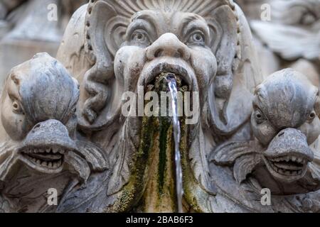 Nahaufnahme des Brunnens im Stil des Barock auf dem Pantheon-Platz. Detail des Springbrunnens der Piazza della Rotonda in Rom, Italien Stockfoto