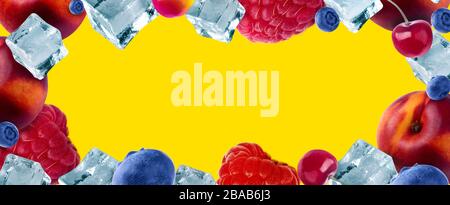 Rahmen aus Beeren, Pfirsich und Eiswürfeln auf gelbem Hintergrund, Zutaten für Sommercocktail, Panorama-Mockup Stockfoto