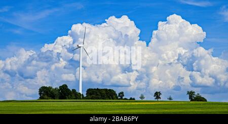 Windenergieanlage mit cumulus-wolke, Baden-Württemberg, Deutschland Stockfoto