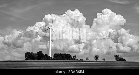 Windenergieanlage mit cumulus-wolke, Baden-Württemberg, Deutschland Stockfoto