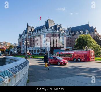 Hop-on-Hop-off-Tourbus vor dem Fairmont Empress Hotel am Hafen in Victoria, British Columbia, Kanada. Stockfoto