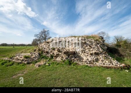 Fußweg rund um die Silchester Roman Town Wall in Hampshire, Großbritannien Stockfoto