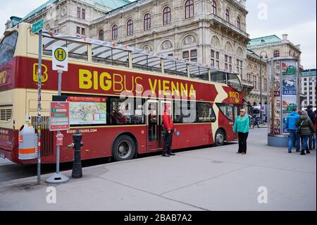 Wien, Österreich - 19. Februar 2020: Zweideck-Touristenbus mit Big Bus Wien hält an einer Bushaltestelle in der Innenstadt.