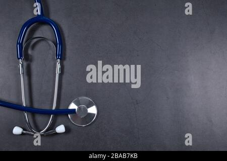 Stethoskop des Arztes auf schwarzem Tisch, Stethoskop Konzeptfoto mit Platz für Text leer Stockfoto