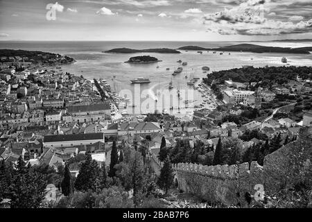 Luftbild der Stadt Hvar, Kroatien mit den Jachten im Hafen an einem sonnigen Tag Stockfoto