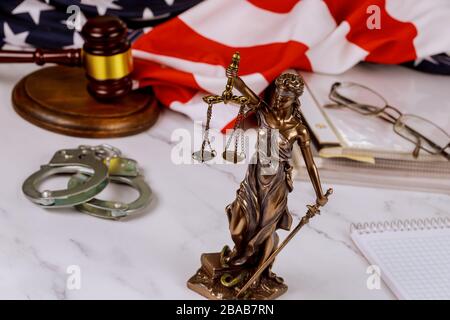 Gesetz Vereinigte Staaten von Amerika, Statue der Dame Justice of Gavel auf dem Tisch mit Aktenjustizdokumenten Ordner United States of America Flag Stockfoto