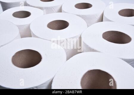 Toilettenpapierrollen, Hintergrund von toilettenpapieren Stockfoto