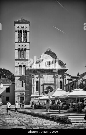 Der Stephansdom ist das Herzstück des Stephansplatzes in Hvar, Kroatien. Stockfoto