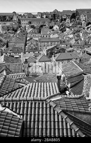 Blick auf die Dächer der Altstadt von Dubrovnik, Kroatien mit dem Mittelmeer im Hintergrund. Stockfoto