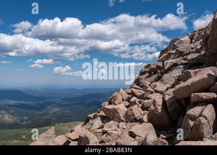 Landschaft mit Felshaufen und enormer aussicht auf Berge und Täler vom Mount Evans Scenic Byway in Colorado Stockfoto