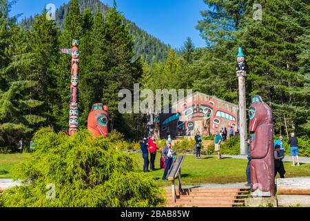 Ausflug zum Kreuzfahrtschiff Saxman Native Village Dance Performance und Totem Park in Ketchikan, Alaska. Stockfoto