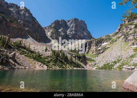 Landschaft von zerklüfteten Bergspitzen und Emerald Lake im Rocky Mountain National Park in Colorado Stockfoto