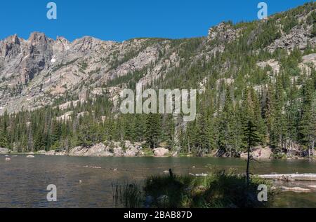 Landschaft von zerklüfteten Bergspitzen am Emerald Lake im Rocky Mountain National Park in Colorado Stockfoto