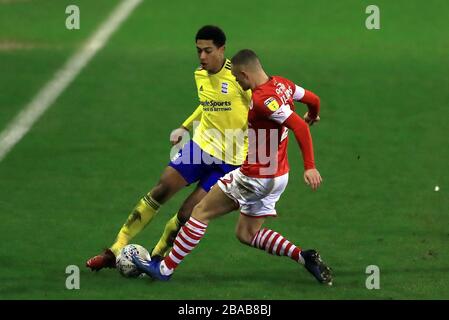 Jude Bellingham (links) von Birmingham City und Barnsleys Jordan Williams kämpfen um den Ball Stockfoto