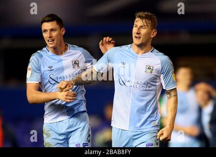 Nach dem Abpfiff feiern die beiden (rechten) Dominic Hyam und Kyle McFadzean aus Coventry City Stockfoto