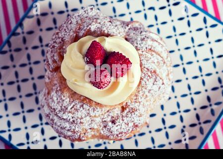 Typisches neapolitanisches Dessert namens Zeppola di San Giuseppe Stockfoto