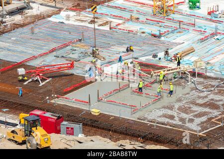 Hamburg, Deutschland; 20. Mai 2019; Gruppe von Bauarbeitern bei der Arbeit auf einer großen Baustelle Stockfoto